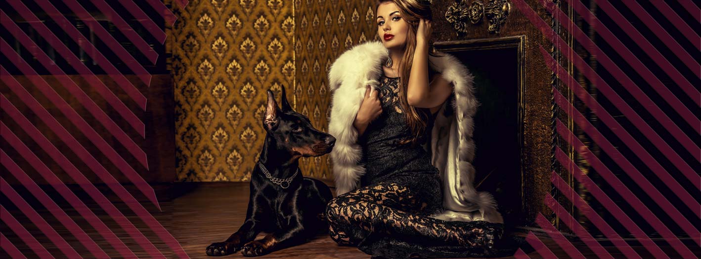 Herzogin auf einem Thron sitzend mit einem eleganten schwarzen Hund, Porträt mit Adelstitel und Darstellung von aristokratischer Macht und Luxus, Inspiration für den Kauf eines Adelstitels